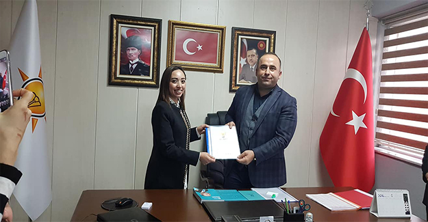Ak Gencligin Sevilen Ismi Derya Pala Dan Coskulu Basvuru Politika Reel Politika