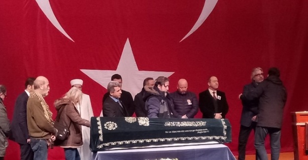 Usta oyuncu Ayberk Atilla için Kerem Yılmazer Sahnesi’nde tören düzenlendi