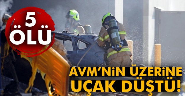 Melbourne'de AVM'nin üzerine uçak düştü