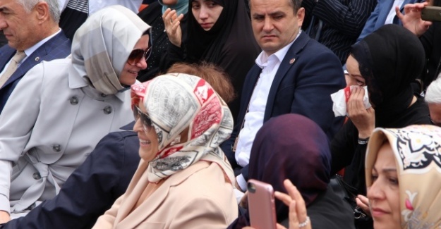 Ağlayan anneyi Bakan Kaya teselli etti