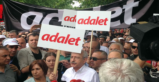 Kılıçdaroğlu’na Rabia işaretli tepkili karşılama