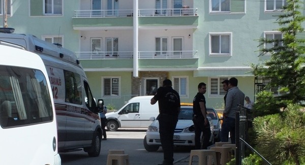 Polis memuru evinde ölü bulundu