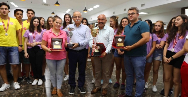 Başkan Karabağ, şampiyon sporcularla