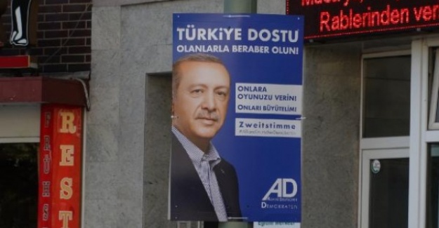 Almanya sokaklarında Erdoğan afişleri