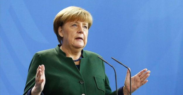 Angela Merkel'e domatesli saldırı