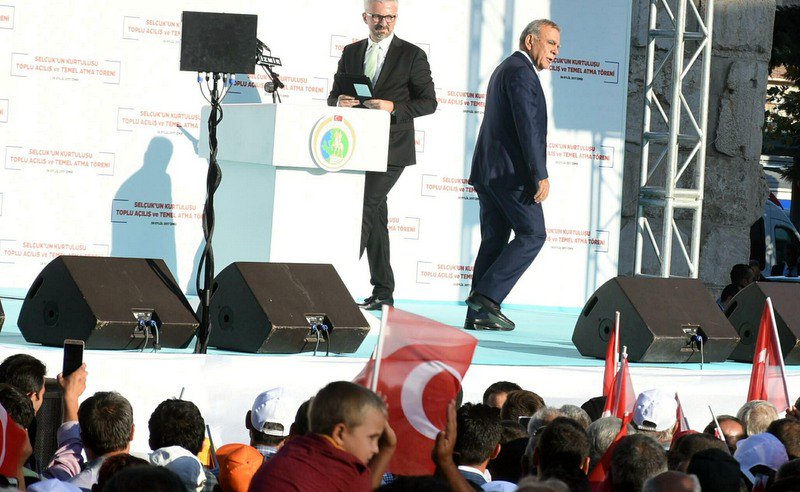 İzmir'de Başbakan'ın Katıldığı Açılışta Kocaoğlu Töreni Terk Etti