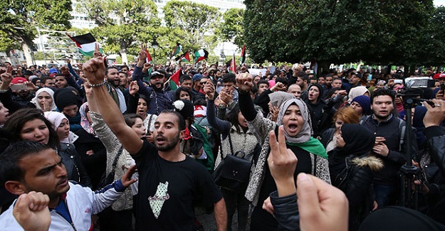 Tunus'ta binlerce kişi Kudüs için ayakta