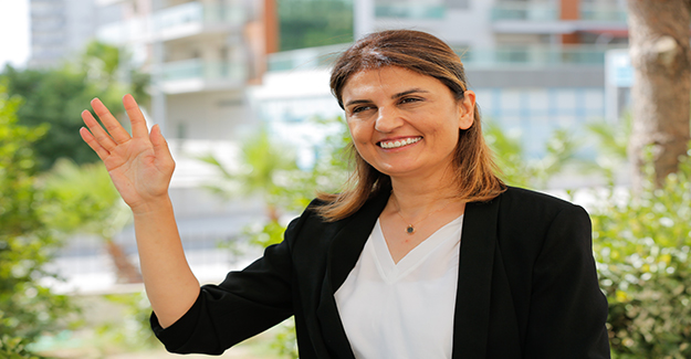 Mimar Melek Eroğlu: İzmirlilerin çektiği sorunları çözmek için aday oldum