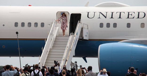 Melania Trump'ın uçağında dumanlar yükseldi acil iniş yaptı