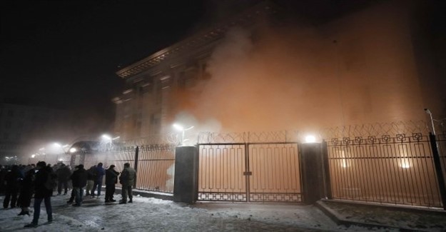 Rusya Büyükelçiliği'nin Aracı Ateşe Verildi