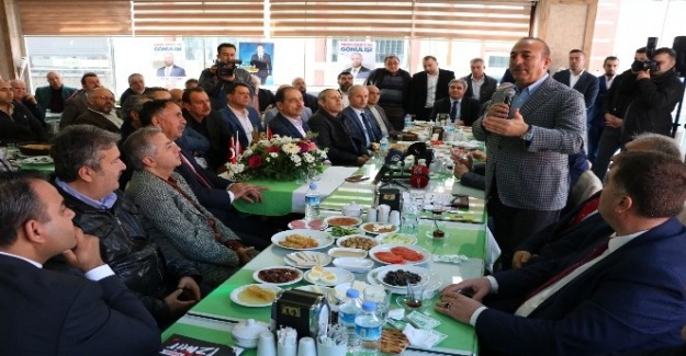 Bakan Çavuşoğlu: "İzmir'e getirdiğim yabancı misafirler benimle dalga geçiyorlar"