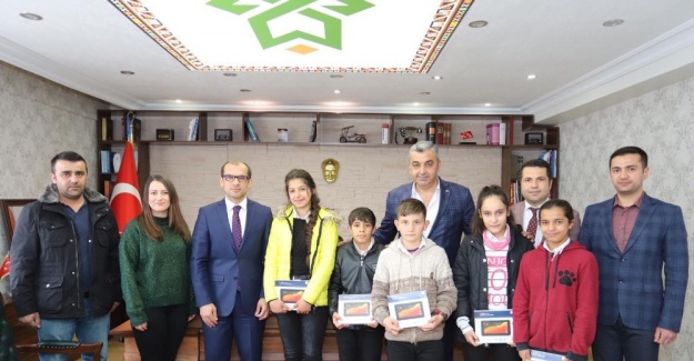 MHP’li Özbek’ten başaralı öğrencilere tablet