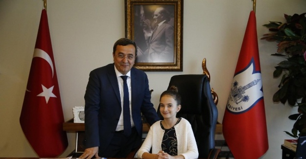 Abdül Batur'un koltuğu minik başkana emanet