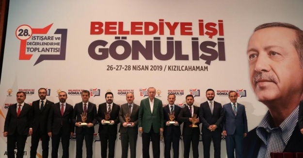 Cumhurbaşkanı Erdoğan'dan Belediye Başkanı Arı'ya ödül