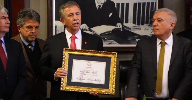 Mansur Yavaş mazbatasını aldı
