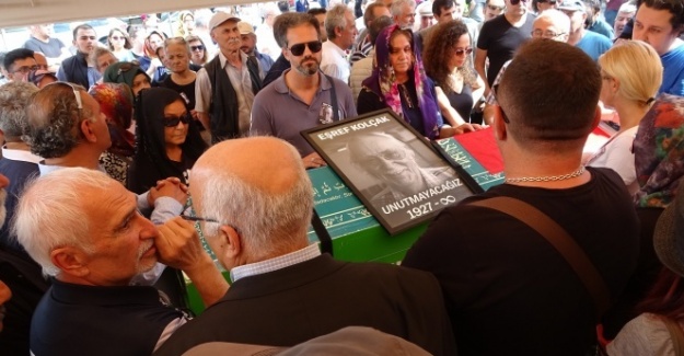 Usta oyuncu Eşref Kolçak oğlunun yanında toprağa verildi