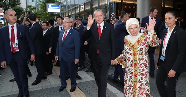 Cumhurbaşkanı Erdoğan ve eşi Japonya'da Türk vatandaşlarını selamladı