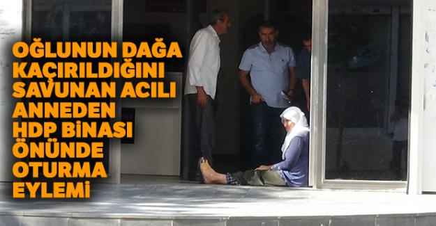Oğlunun dağa kaçırıldığını savunan acılı anne, geceyi HDP il binası önünde geçirdi