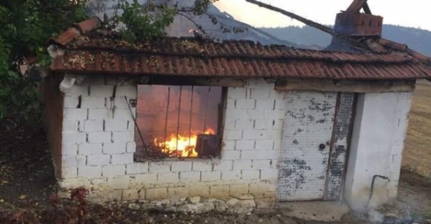 Manisa'da yıldırım düşen ev alev alev yandı