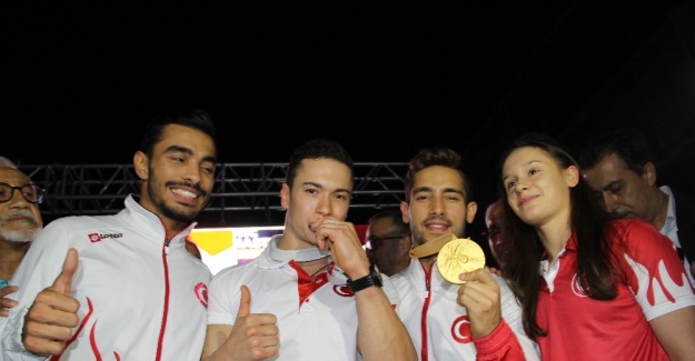 Dünya Şampiyonu Çolak, İzmir'de coşkuyla karşılandı