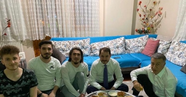 Bakan Berat Albayrak, Abdulkadir Ömür'ü evinde ziyaret ederek yer sofrasına oturdu