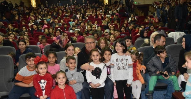 Başkan Çerçi miniklerle birlikte tiyatro izledi