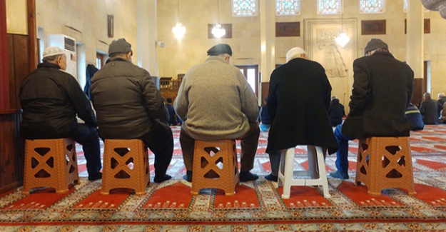 Camilerde tabureli cemaat manzarası devam ediyor