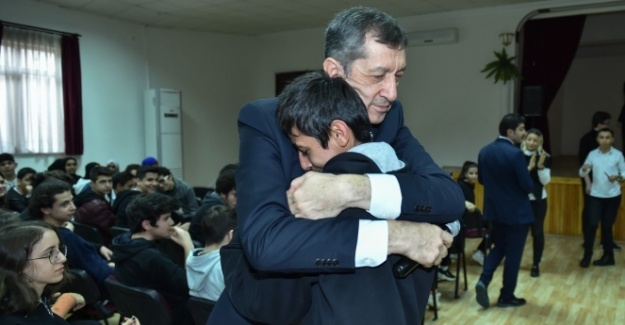 Milli Eğitim Bakanı Selçuk'u duygulandıran kucaklaşma