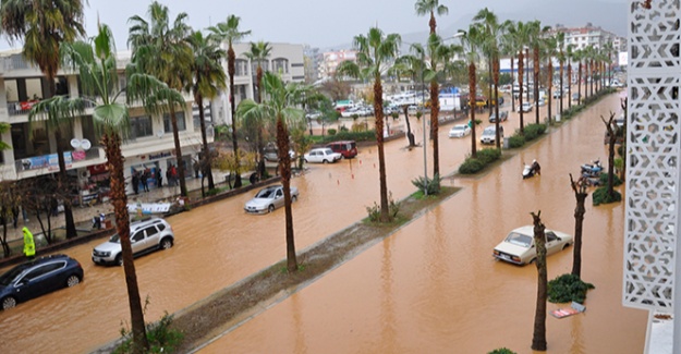 Antalya'da sağanak su baskınlarına neden oldu
