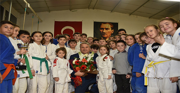 Başkan Çerçi 19 Mayıs Atatürk'ü Anma Gençlik ve Spor Bayramı'nı kutladı
