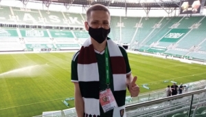 45 bin kişilik Wroclaw Stadyumu'nda tek başına maç izledi