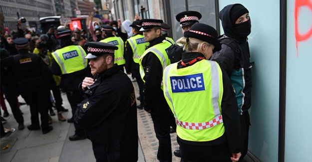İngiltere'deki protestolarda 14 polis yaralandı