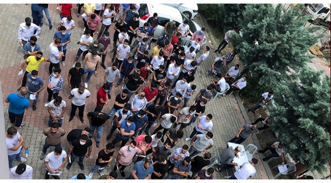 Sosyal mesafesiz Covid-19 test kuyruğu