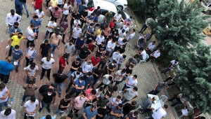 Sosyal mesafesiz Covid-19 test kuyruğu