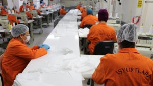 Tutuklu ve hükümlüler 3 ayda 15 milyon maske, 100 ton kolonya üretti