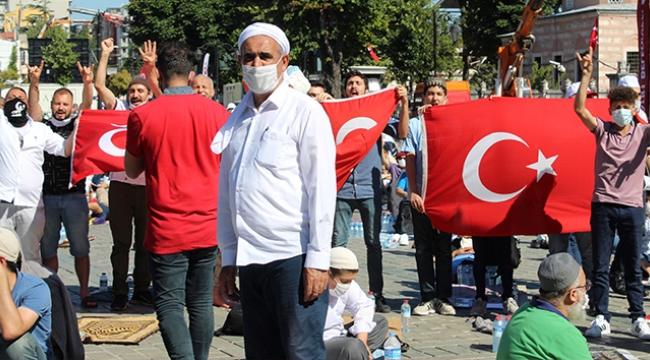 Ayasofya Camii'nin önünde vatandaşlar bayram coşkusu yaşıyor