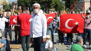 Ayasofya Camii'nin önünde vatandaşlar bayram coşkusu yaşıyor