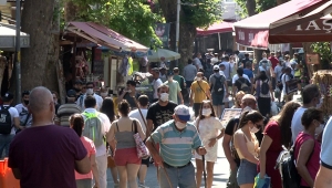 Güneşli havayı fırsat bilen İstanbullular Adalar'a akın etti