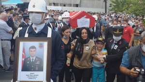 Şehit eşinin üniforması ile törene katıldı