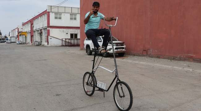 Sosyal mesafeyi korumak için 2 buçuk metre uzunluğunda bisiklet yaptı