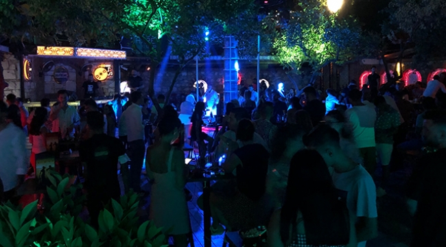 Kuşadası'nda sosyal mesafeli eğlence