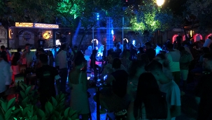 Kuşadası'nda sosyal mesafeli eğlence