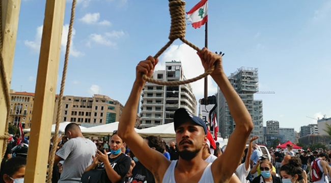 Lübnanlılar, protestolarda politikacılar için temsili darağacı kurdu