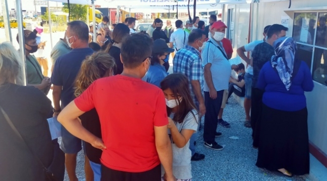 PCR test kuyruğunda akıl almaz görüntü