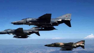 Türk uçaklarından ABD B-52'sine havada destek