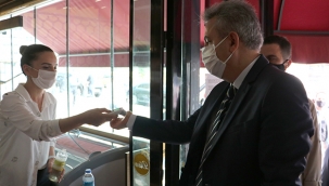 Esnaf, denetime gelen valinin ateşini ölçerek dükkana aldı