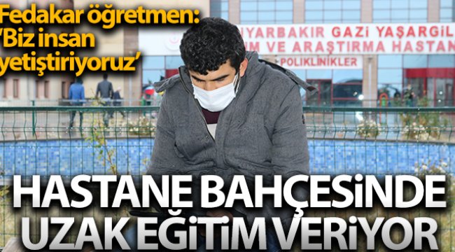 Hastane bahçesindeki banklarda uzaktan eğitimle ders veriyor