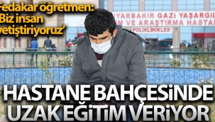 Hastane bahçesindeki banklarda uzaktan eğitimle ders veriyor