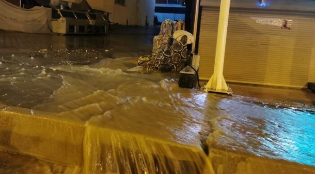 Kuşadası'nı sağanak yağmur vurdu: İstinat duvarı çöktü, yollar göle döndü