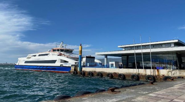 İzmir'de fırtına etkili oluyor, vapur seferleri iptal edildi